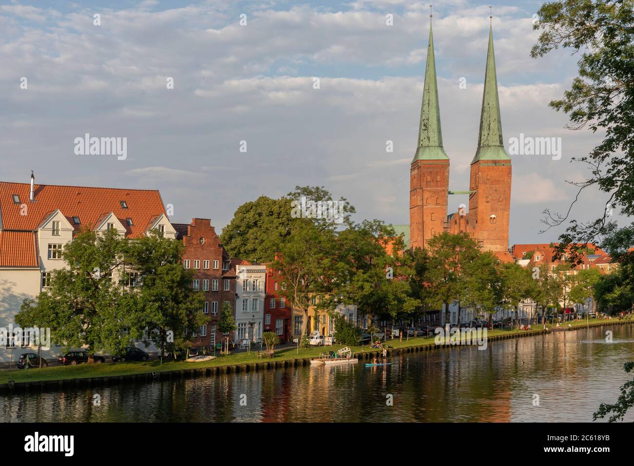Vue sur la vieille île de la ville hanséatique de Luebeck avec la rivière Trave et la cathédrale de Luebeck Banque D'Images