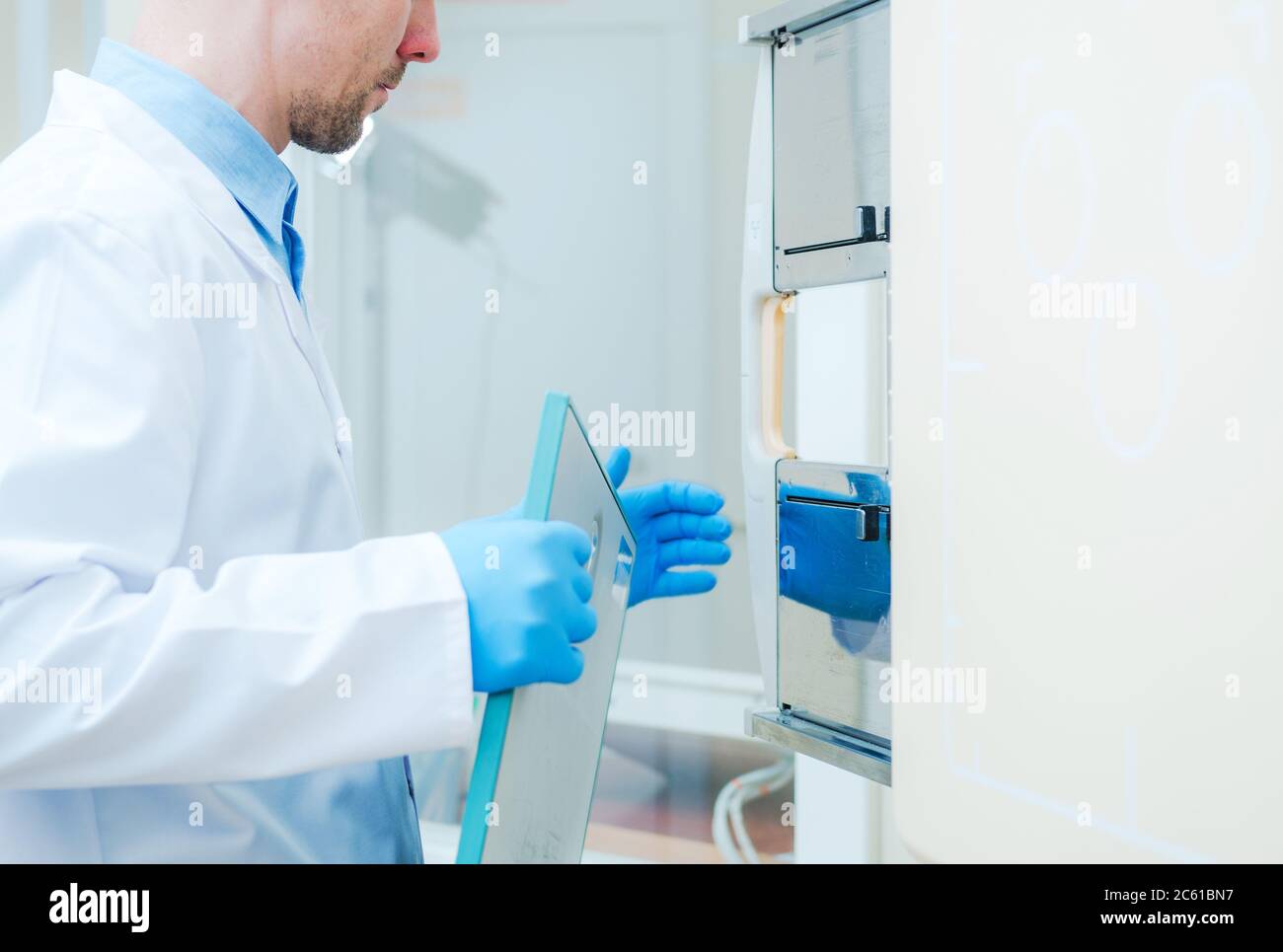 Radiologues médecin spécialisé dans le diagnostic et le traitement des blessures et des maladies à l'aide de procédures d'imagerie médicale en radiologie, telles que les rayons X. Banque D'Images