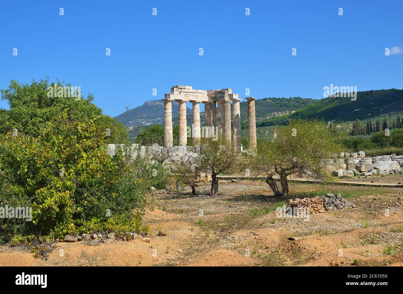 Paysage grec classique, oliviers, montagne et ruines du temple de Zeus près de l'ancienne Nemea, Péloponnèse, Grèce Banque D'Images