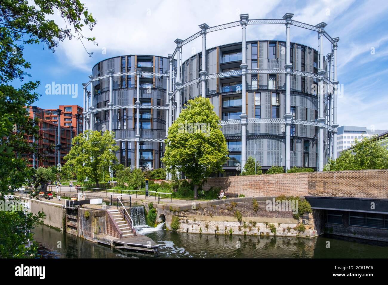 Royaume-Uni, Londres, King's Cross. Le développement résidentiel de Gasholder Park à côté du canal Regent's Banque D'Images