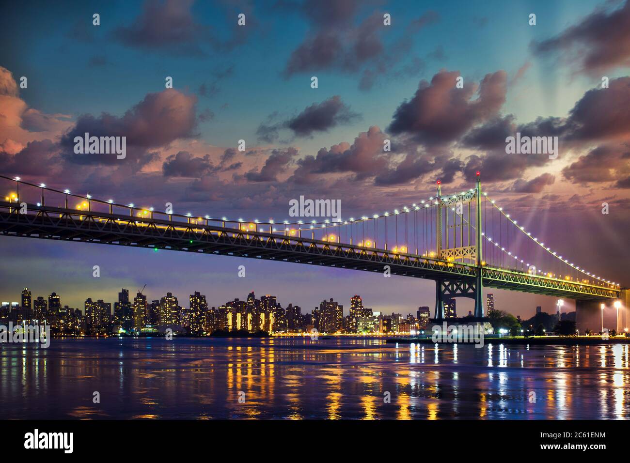 Pont historique Triborough Bridge d'Astoria Queens vers New York City Manhattan après le coucher du soleil avec lumières de la ville Banque D'Images