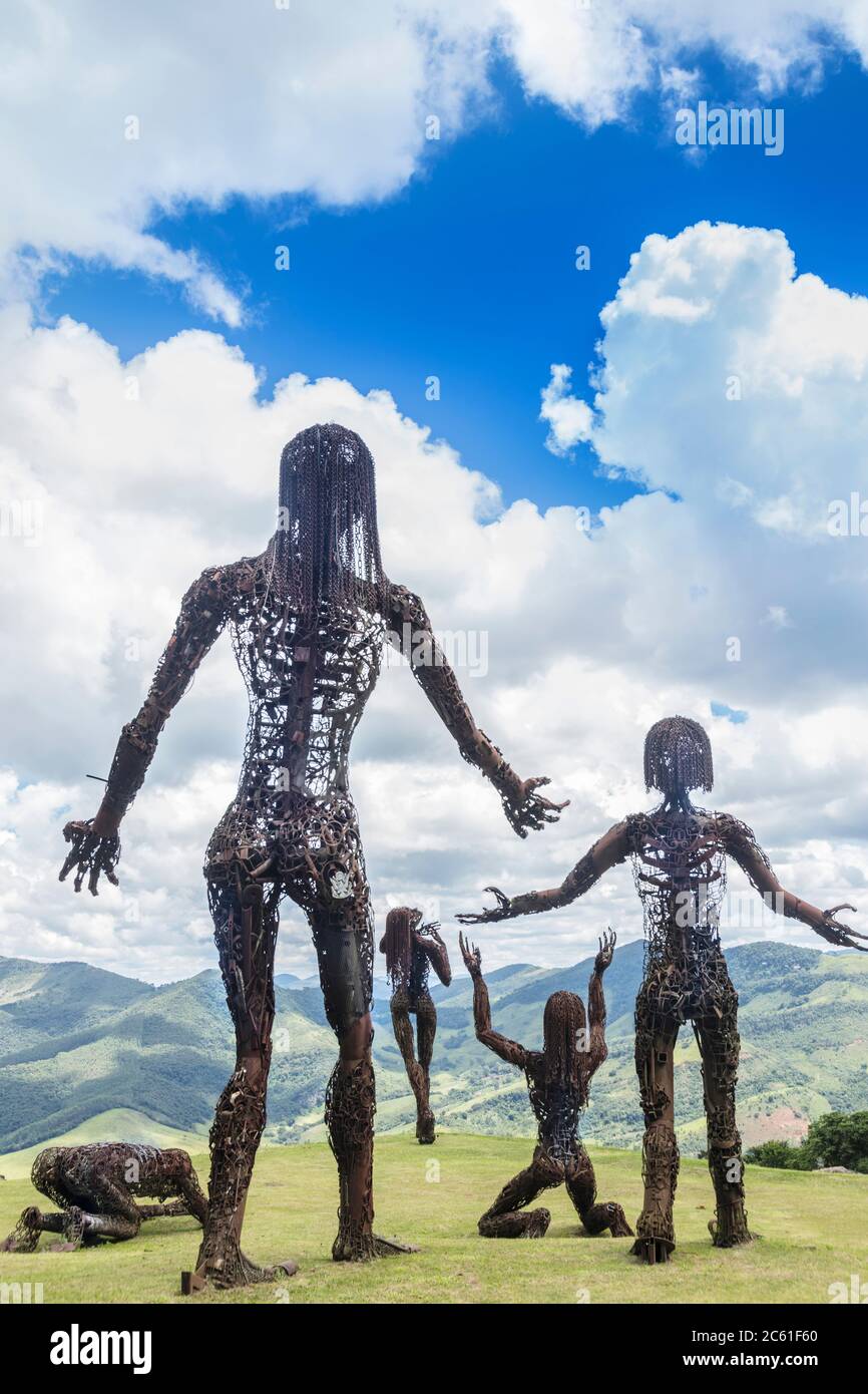 Figures sculpturales industrielles modernes de Karen Cucolito, à l'origine faite pour Burning Man, dans la réserve d'Ibitipoca, Minas Gerais, Brésil Banque D'Images