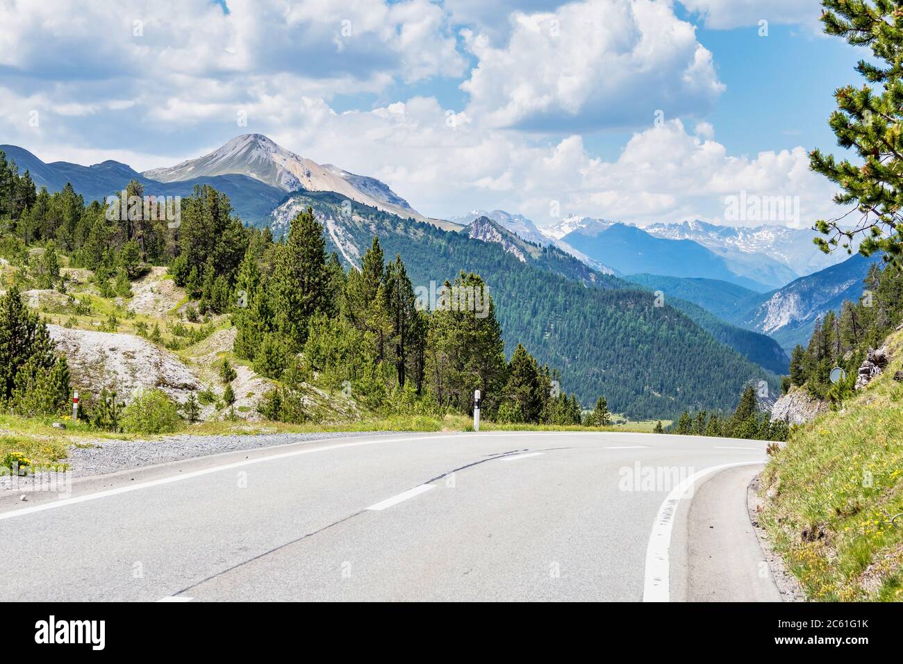 Route vers Ofenpass, col de Fuorn dans la vallée du Val Mustair du canton des Grisons, Graubunden, Suisse. Banque D'Images