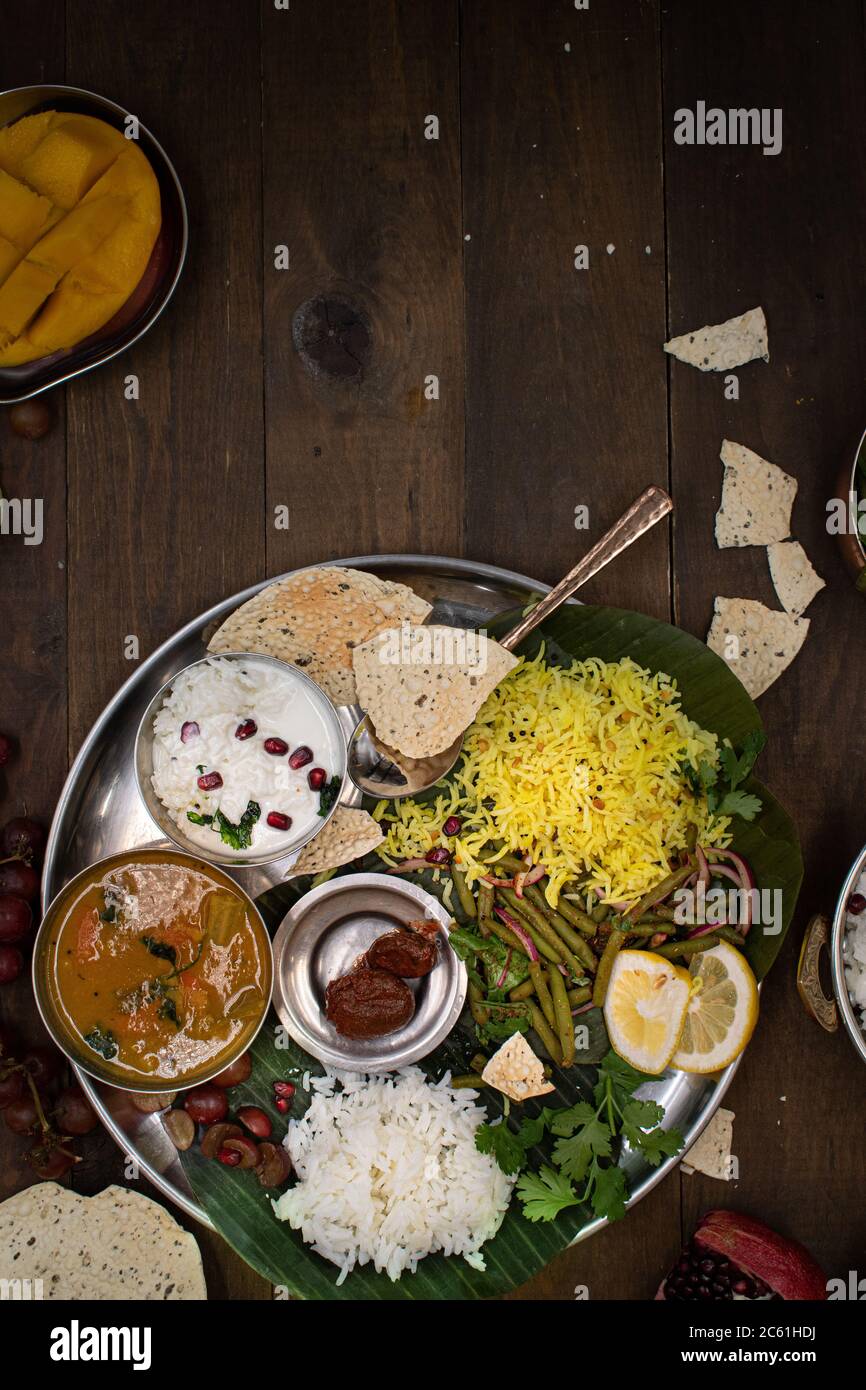 Cuisine végétarienne traditionnelle du sud de l'Inde servie sur un plateau sur une feuille de banane, dans un espace réservé aux copies Banque D'Images