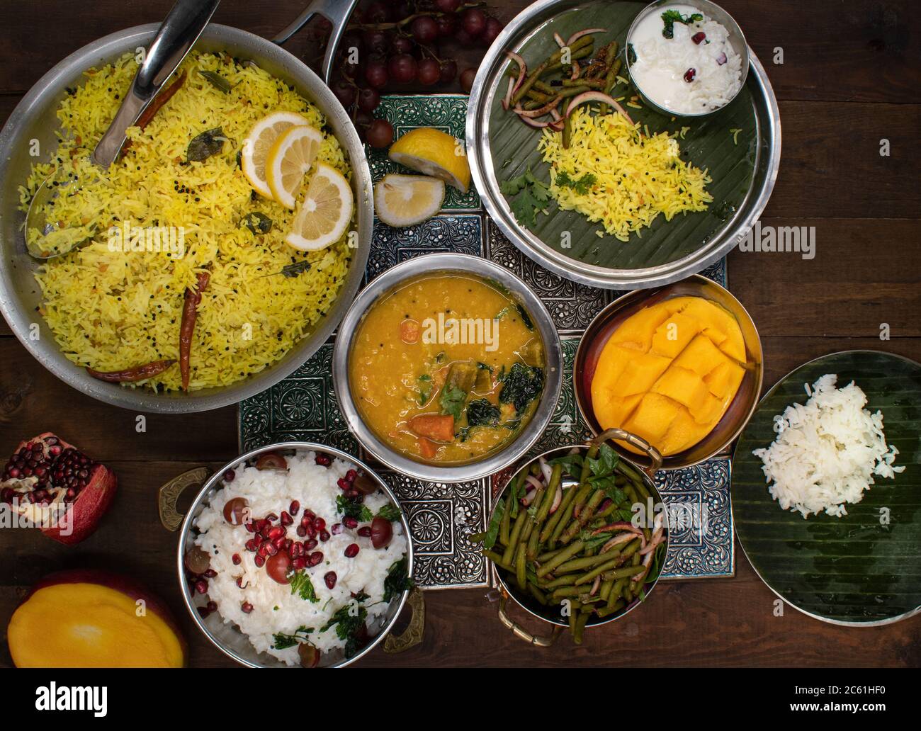 Des plats végétariens traditionnels du sud de l'Inde sont servis sur une table en bois Banque D'Images