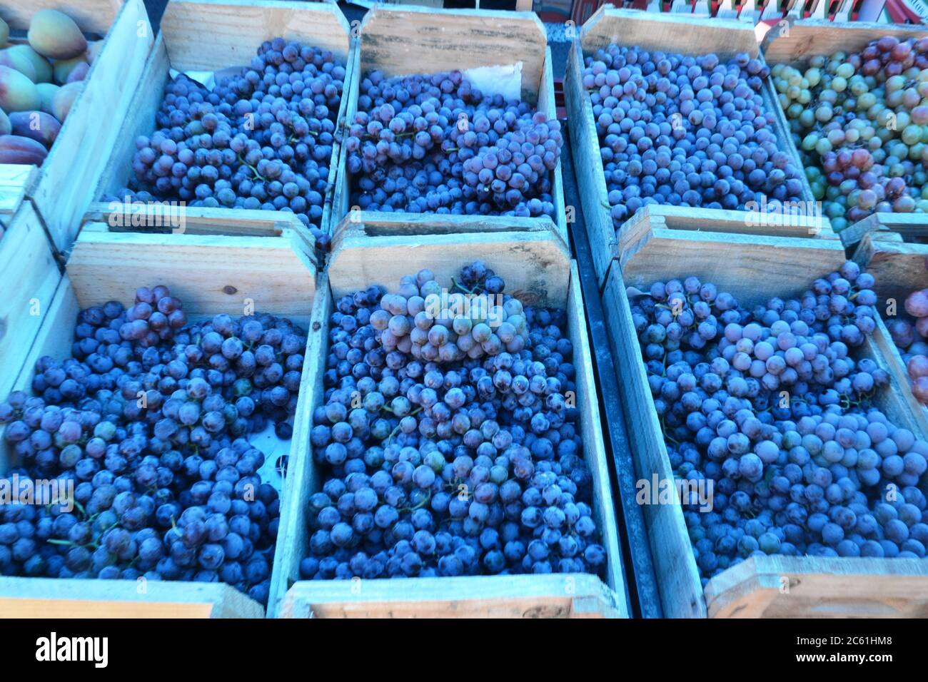 Boîtes de raisins, produits vendus lors de foires de rue, en ton bleu, Brésil, Amérique du Sud Banque D'Images