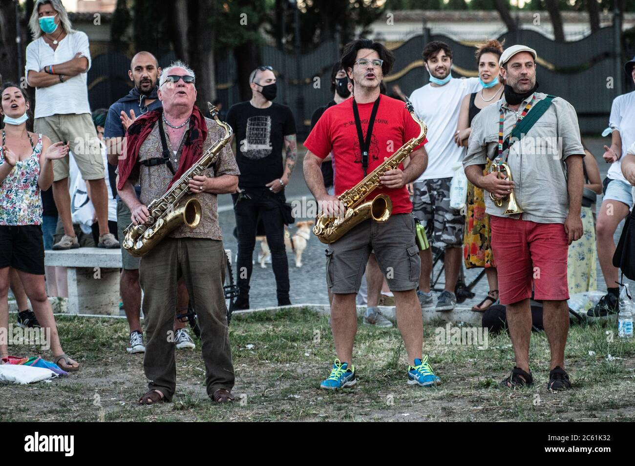 Les musiciens jouent la chanson 'Bella ciao' à 'sati Popolari', événement organisé à Piazza San Giovanni, à Rome, Italie, par Aboubakar Soumahoro, syndicaliste italo-ivoirien de la coordination agricole de l'Union de base (USB) Banque D'Images
