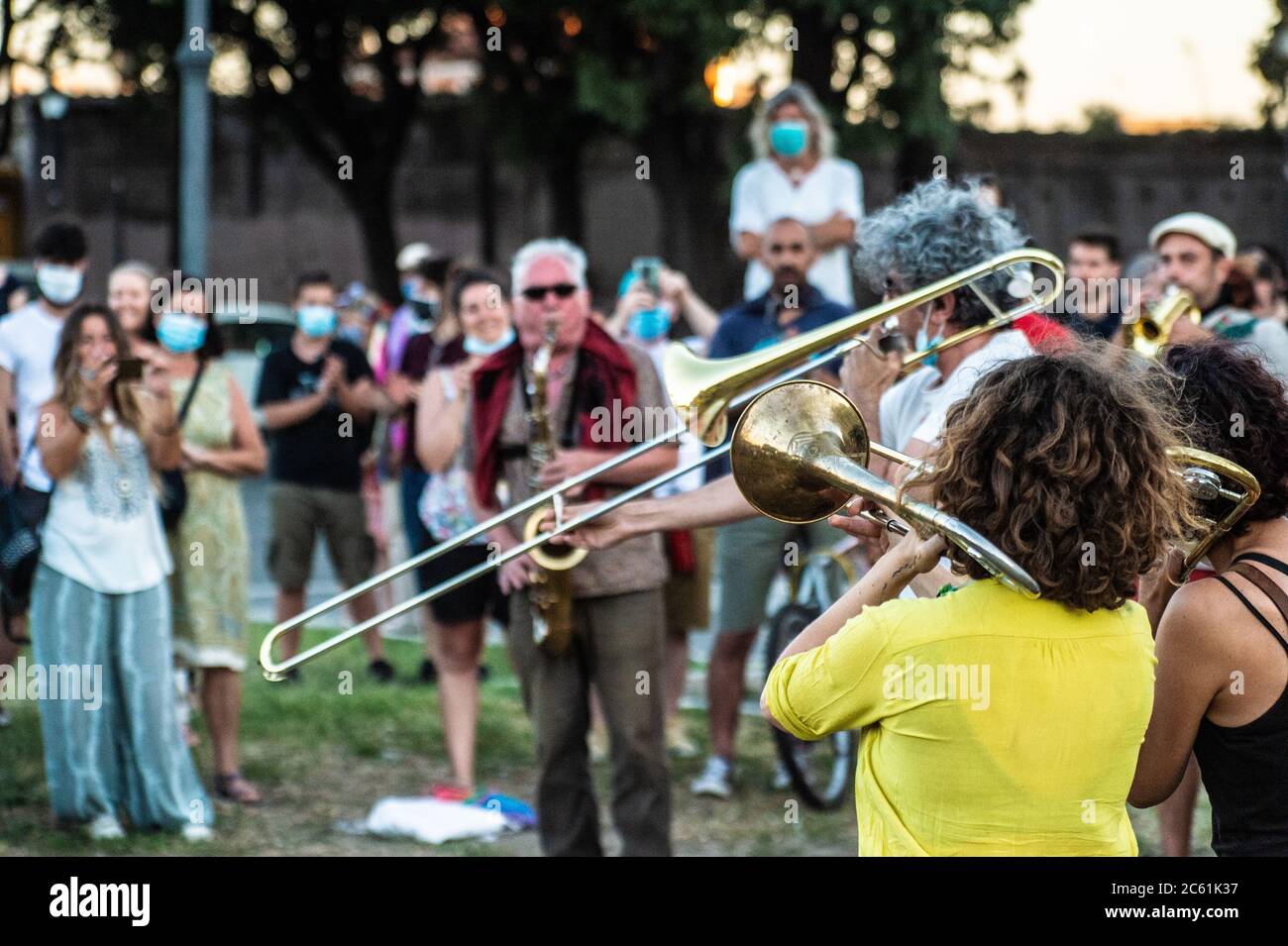 Les musiciens jouent la chanson 'Bella ciao' à 'sati Popolari', événement organisé à Piazza San Giovanni, à Rome, Italie, par Aboubakar Soumahoro, syndicaliste italo-ivoirien de la coordination agricole de l'Union de base (USB) Banque D'Images