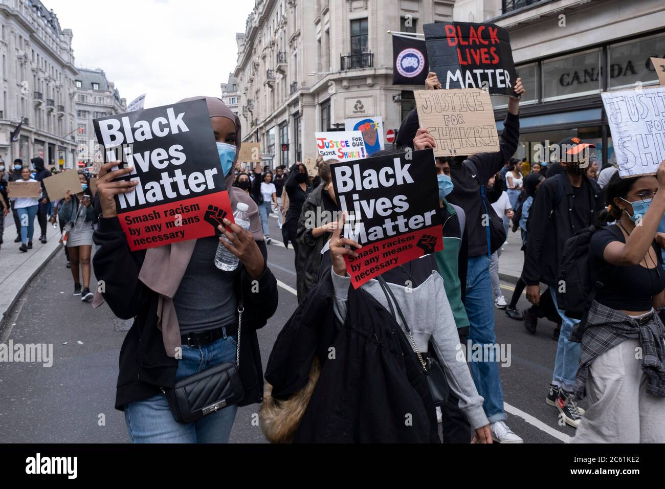 Après la mort de George Floyd alors qu'il était sous la garde de la police à Minneapolis, des manifestations de solidarité ont été régulièrement organisées dans le monde entier, alors que des gens se rassemblent pour protester contre le racisme institutionnel et pour soutenir le mouvement Black Lives Matter, Comme nous l'avons vu ici avec des milliers de jeunes qui se réunissent le 27 juin 2020 à Londres, Angleterre, Royaume-Uni. Cette manifestation était en mémoire et en l'honneur de Shukri Abdi, une fille somalienne qui s'est noyée dans la rivière Irwell à Bury, dans le Grand Manchester, dans des circonstances suspectes impliquant des brimades présumés. Les vies noires comptent Banque D'Images