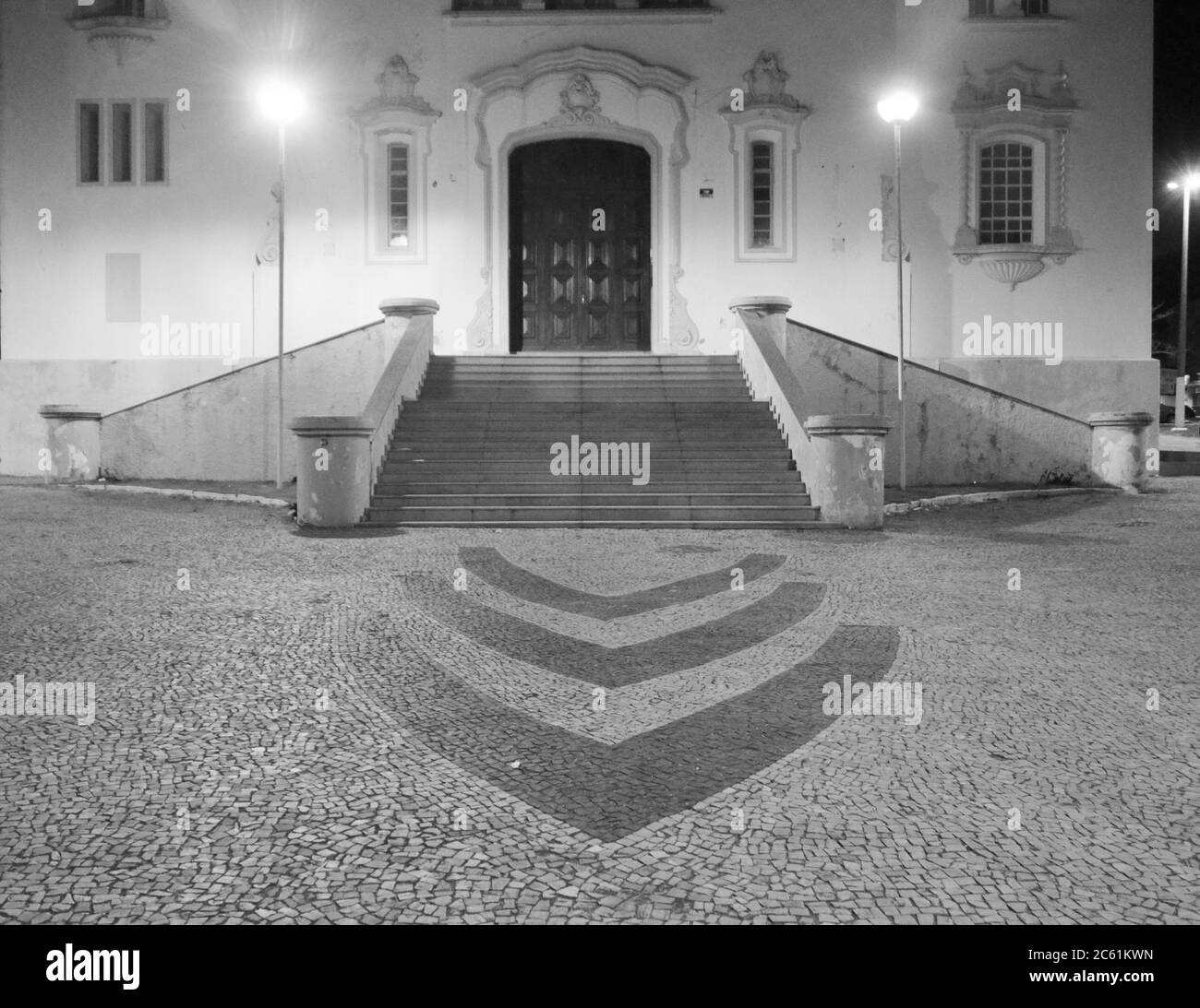 Façade de l'église catholique au Brésil, avec pavé, escalier, portes et fenêtres en photo de nuit, photo en noir et blanc, Brésil, Amérique du Sud Banque D'Images