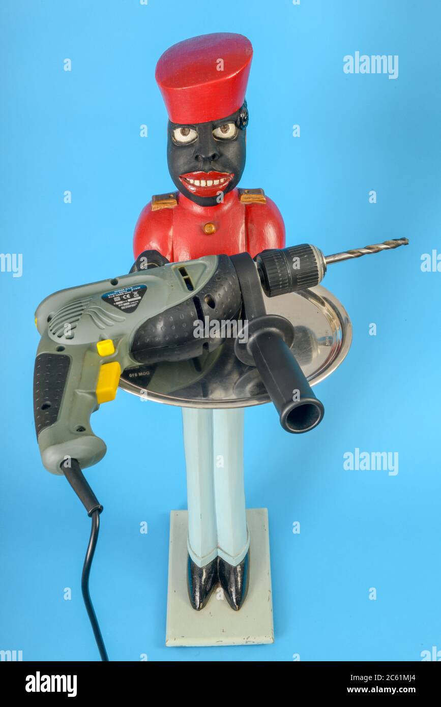 Statue d'un serviteur noir avec un foret sur un plateau Banque D'Images