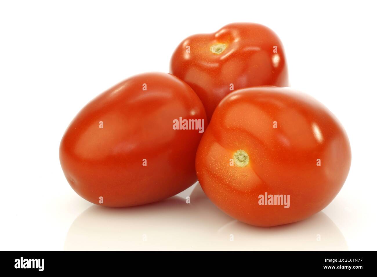 tomates prune italiennes fraîches et colorées sur fond blanc Banque D'Images