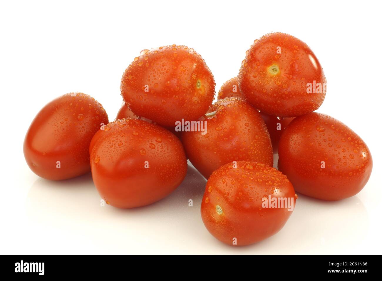 quatre tomates prune italiennes fraîches et colorées sur fond blanc Banque D'Images