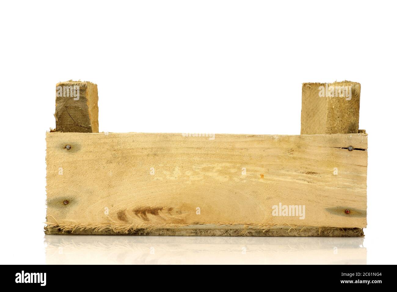 boîte en bois vide (vue latérale longue) sur fond blanc Banque D'Images
