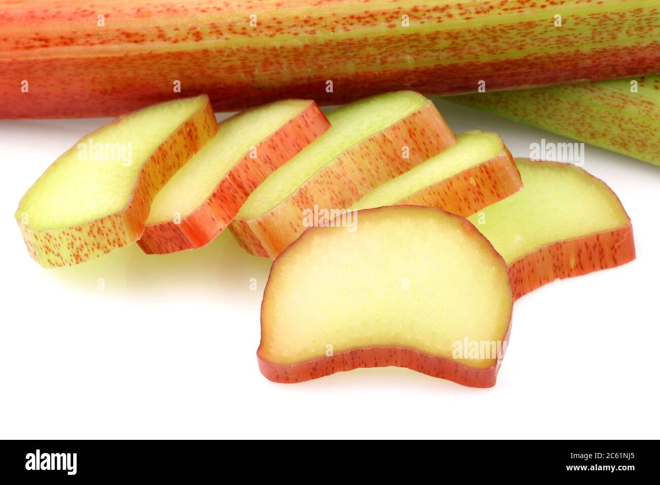 morceaux de rhubarbe fraîchement coupés sur fond blanc Banque D'Images