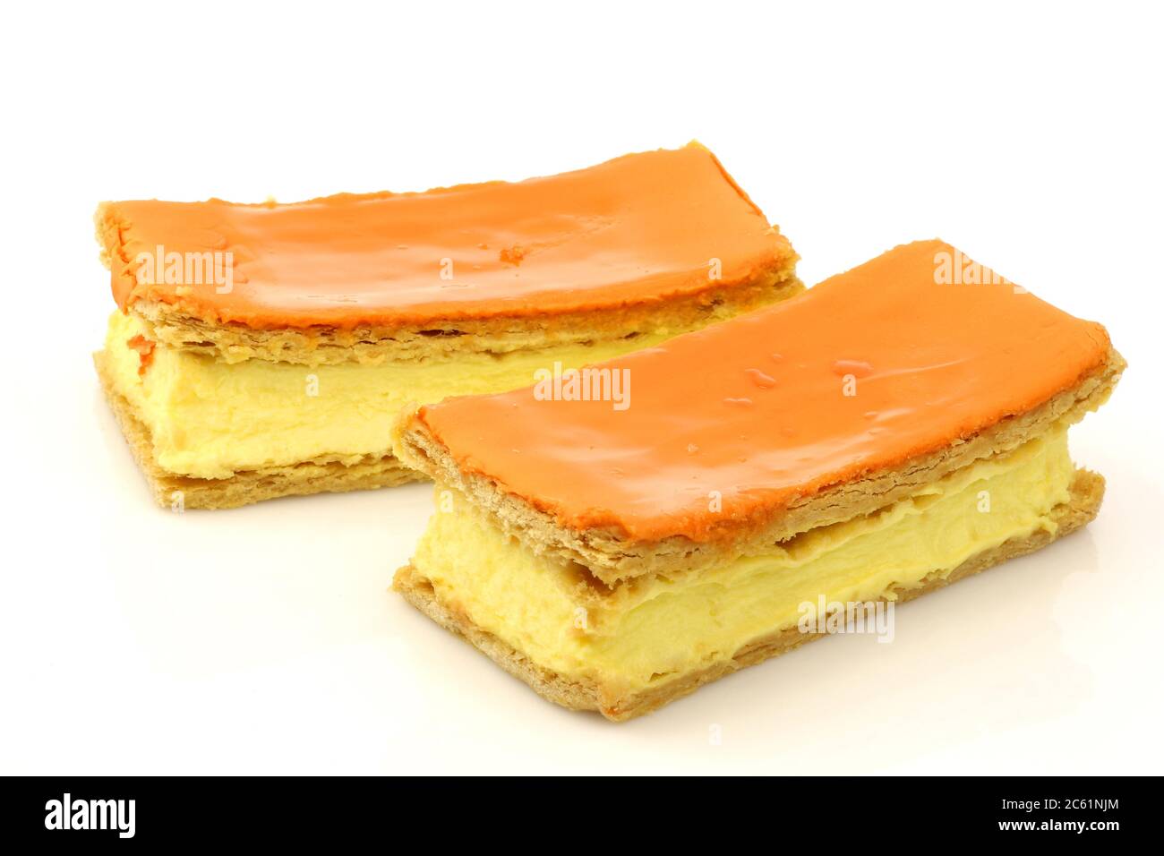 La traditionnelle pâtisserie hollandaise appelée « tompouce » avec un drapeau hollandais spécialement produit pour le Kings Day le 27 avril en Hollande sur fond blanc Banque D'Images