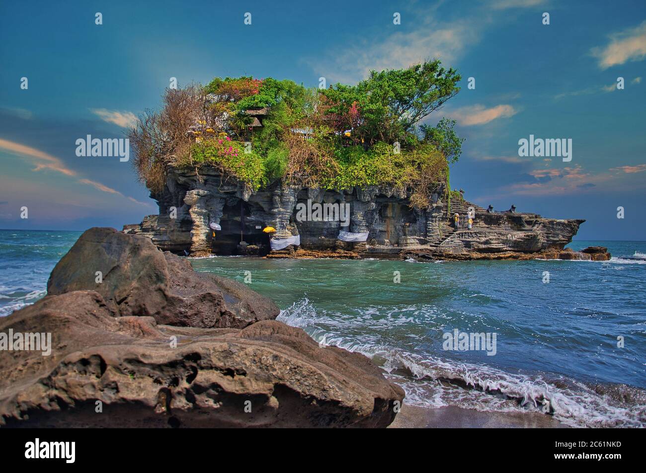L'image est un temple à Bali c'est un temple flottant dans le Lot de Ta na Banque D'Images