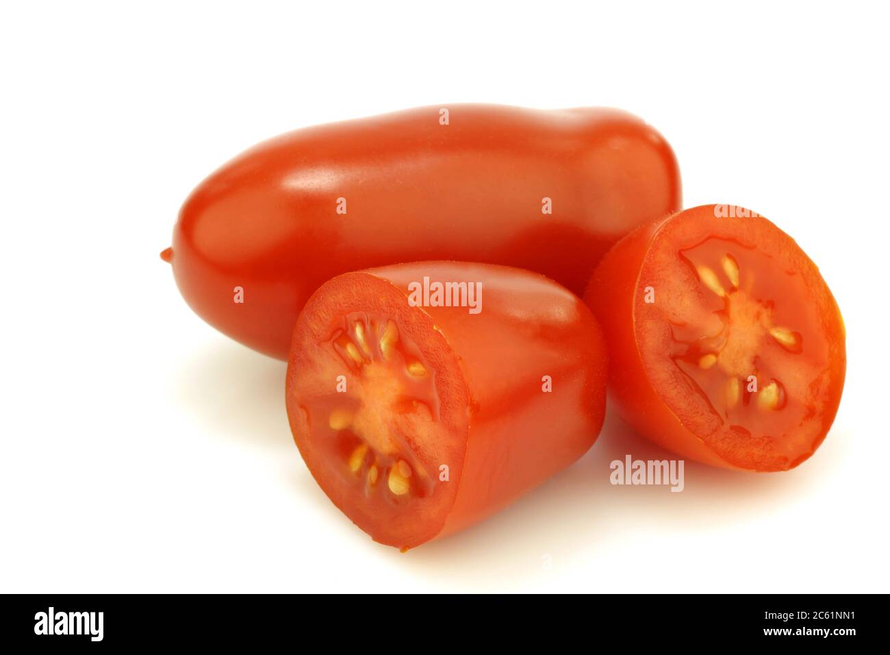 une tomate italienne entière et deux moitiés sur fond blanc Banque D'Images