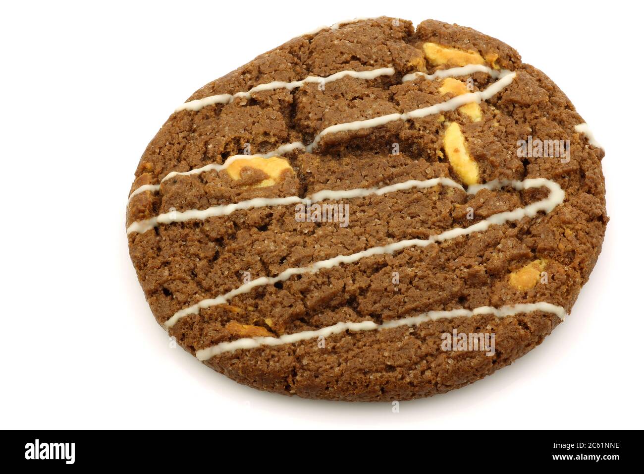 Biscuits croquants aux pépites de chocolat avec noix décorées de chocolat blanc sur fond blanc Banque D'Images