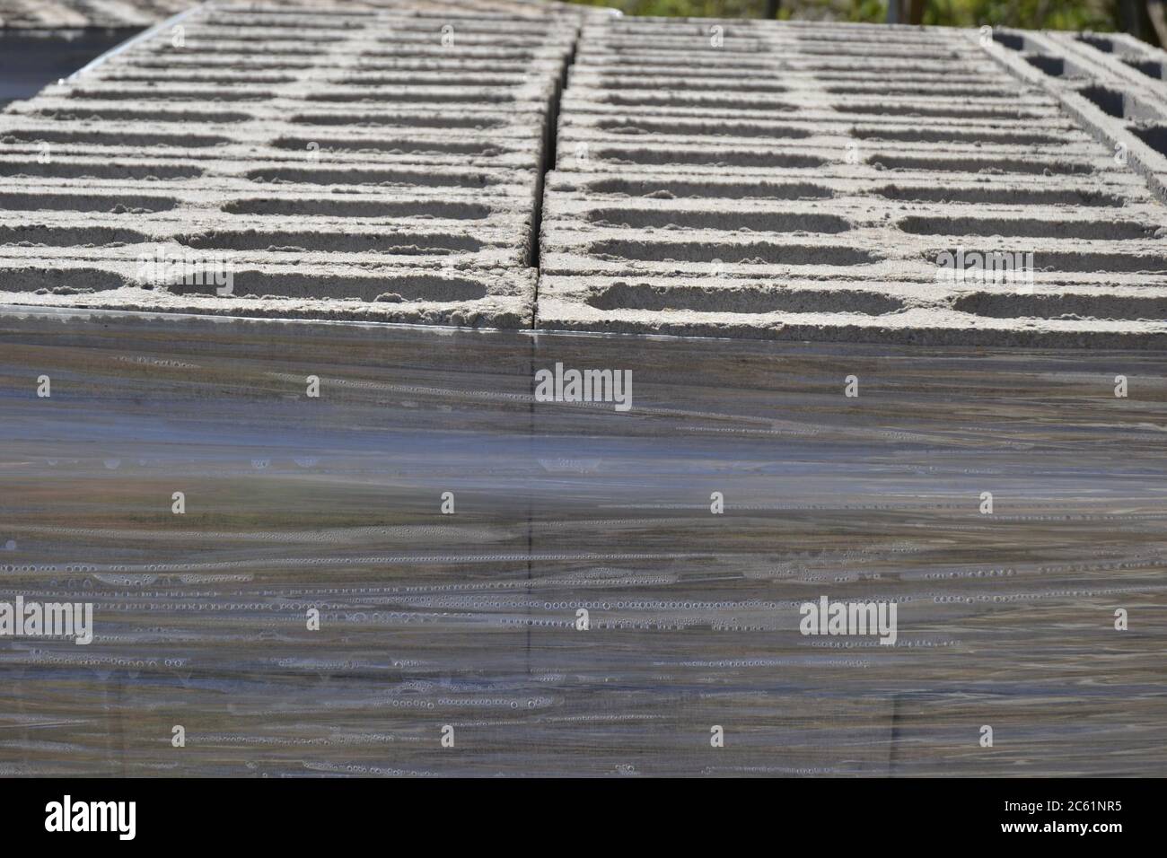 Ensemble de blocs de béton pour construire des murs de béton sur une ferme, en vue latérale, avec ciel bleu en arrière-plan, Brésil, Amérique du Sud, texture de style ou s. Banque D'Images