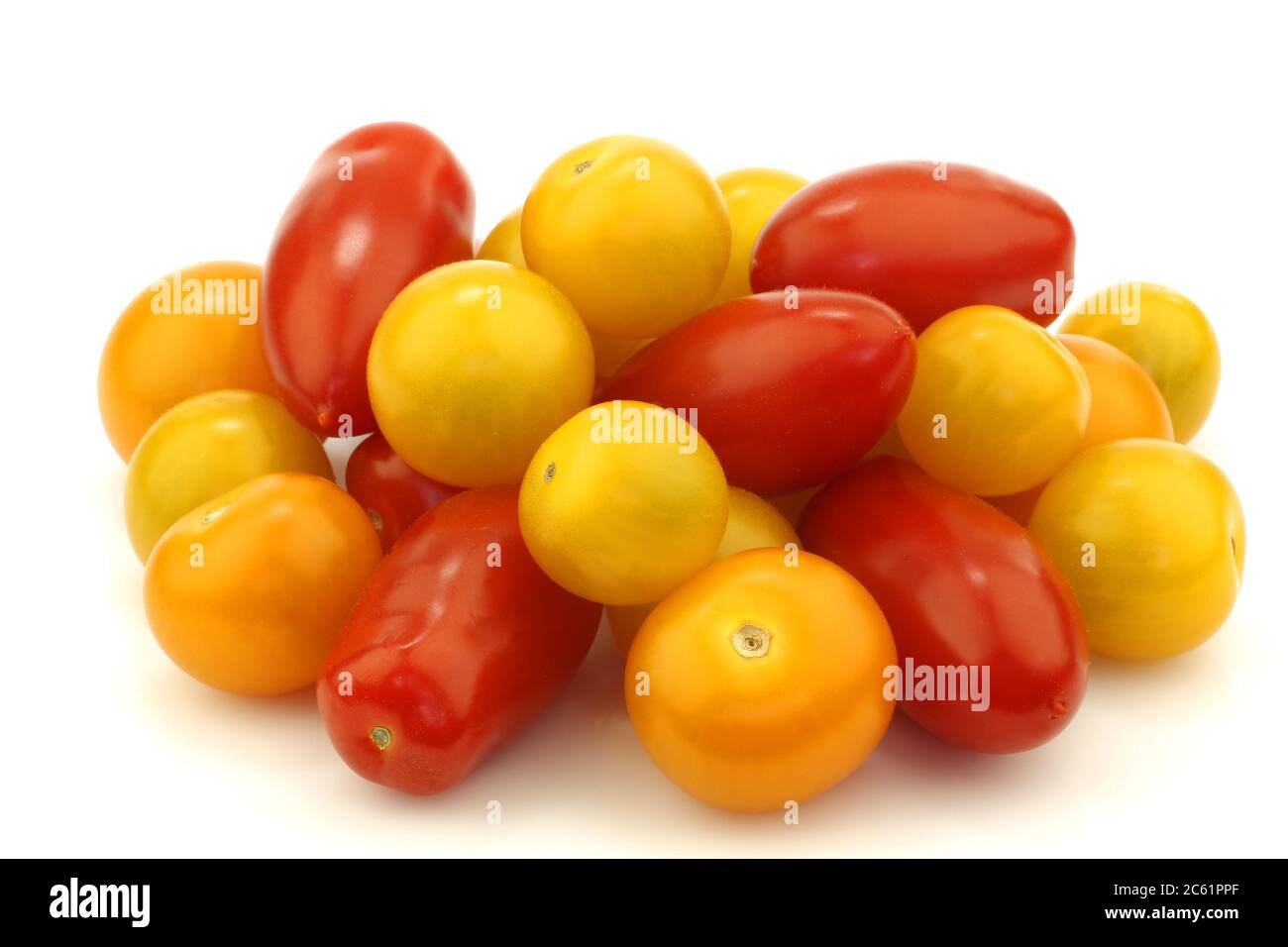 bouquet de cerises rouges et jaunes et tomates italiennes mélangées sur fond blanc Banque D'Images