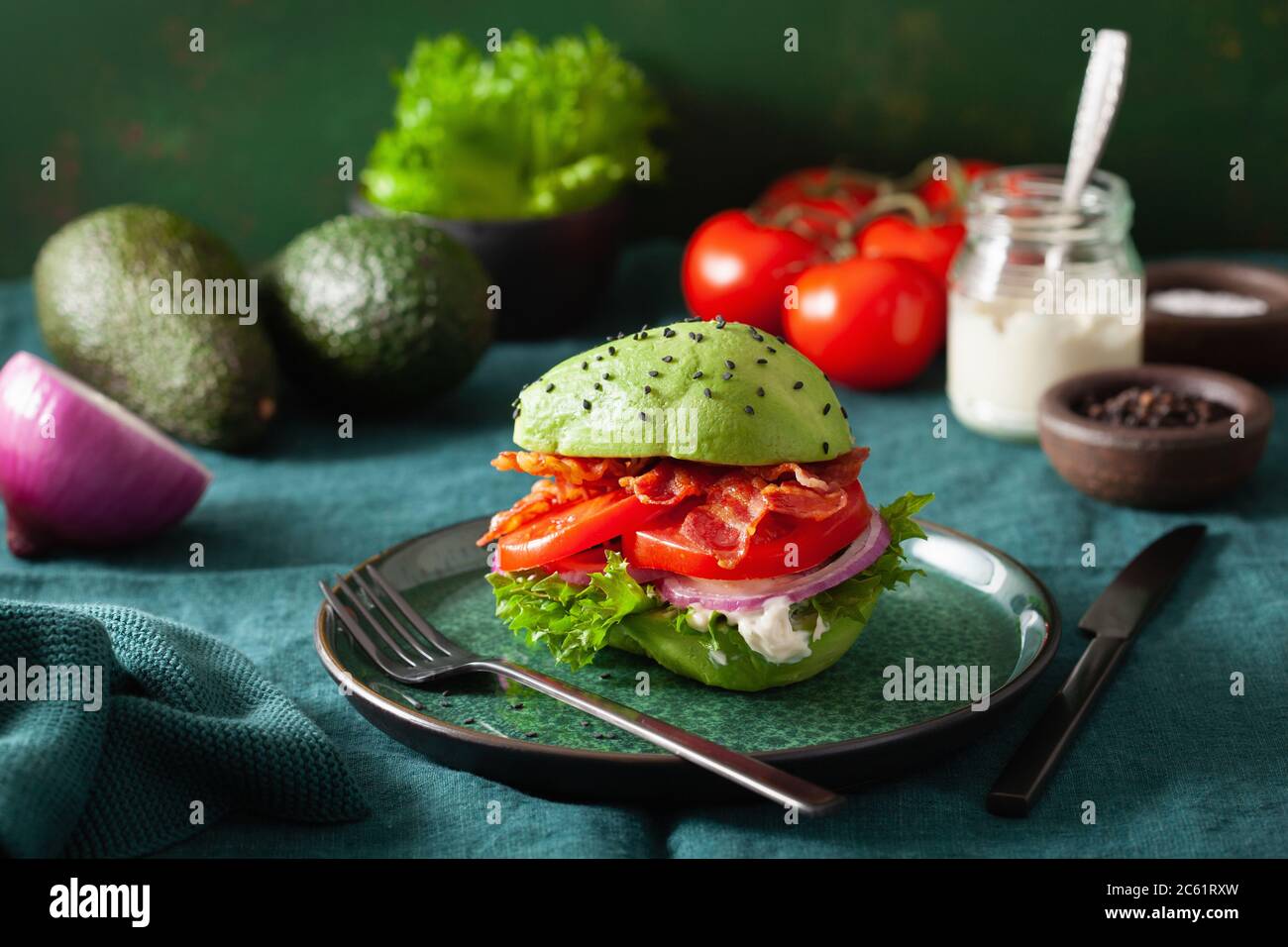 Régime paléo céto burger d'avocat avec bacon, laitue, tomate Banque D'Images