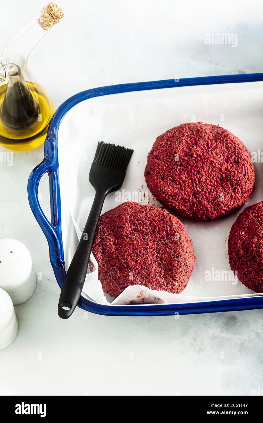 côtelettes végétaliennes crues pour hamburgers sans viande sur une plaque de cuisson sur une table Banque D'Images