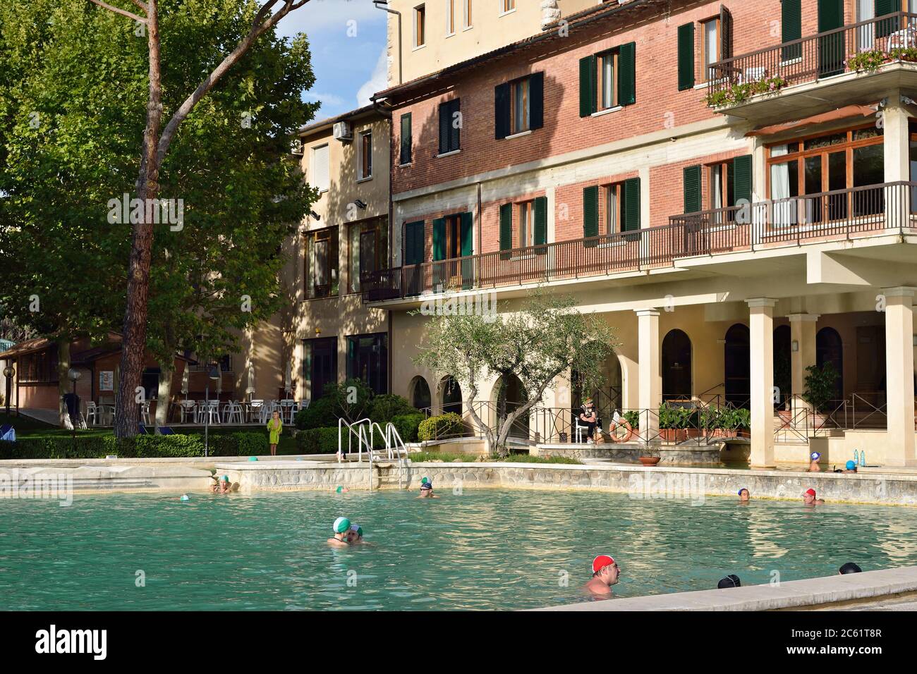 BAGNO VIGNONI, ITALIE - 13 octobre 2012 : les touristes se reposent dans la piscine thermale ouverte de l'hôtel Posta Marcucci. Complexe toute saison Banque D'Images