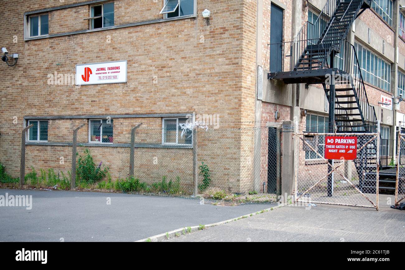 Boohoo accusé de salaires d'esclavage à l'usine de Leicester. L'enquête révèle que les travailleurs de Jaswal Fashions ont reçu 3.50 GBP par heure. Banque D'Images