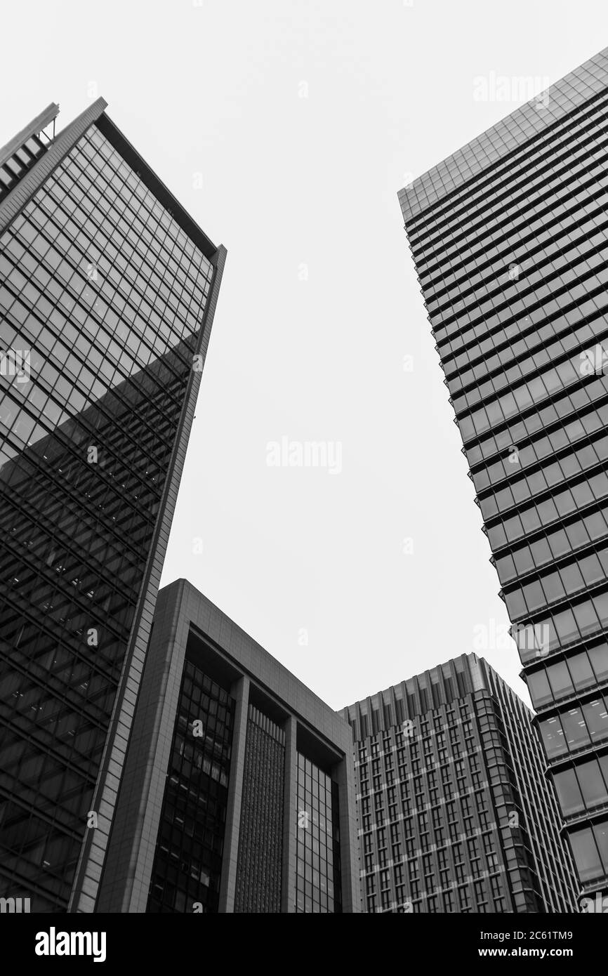 Bâtiment moderne en verre à Tokyo, Japon. Noir et blanc. Banque D'Images