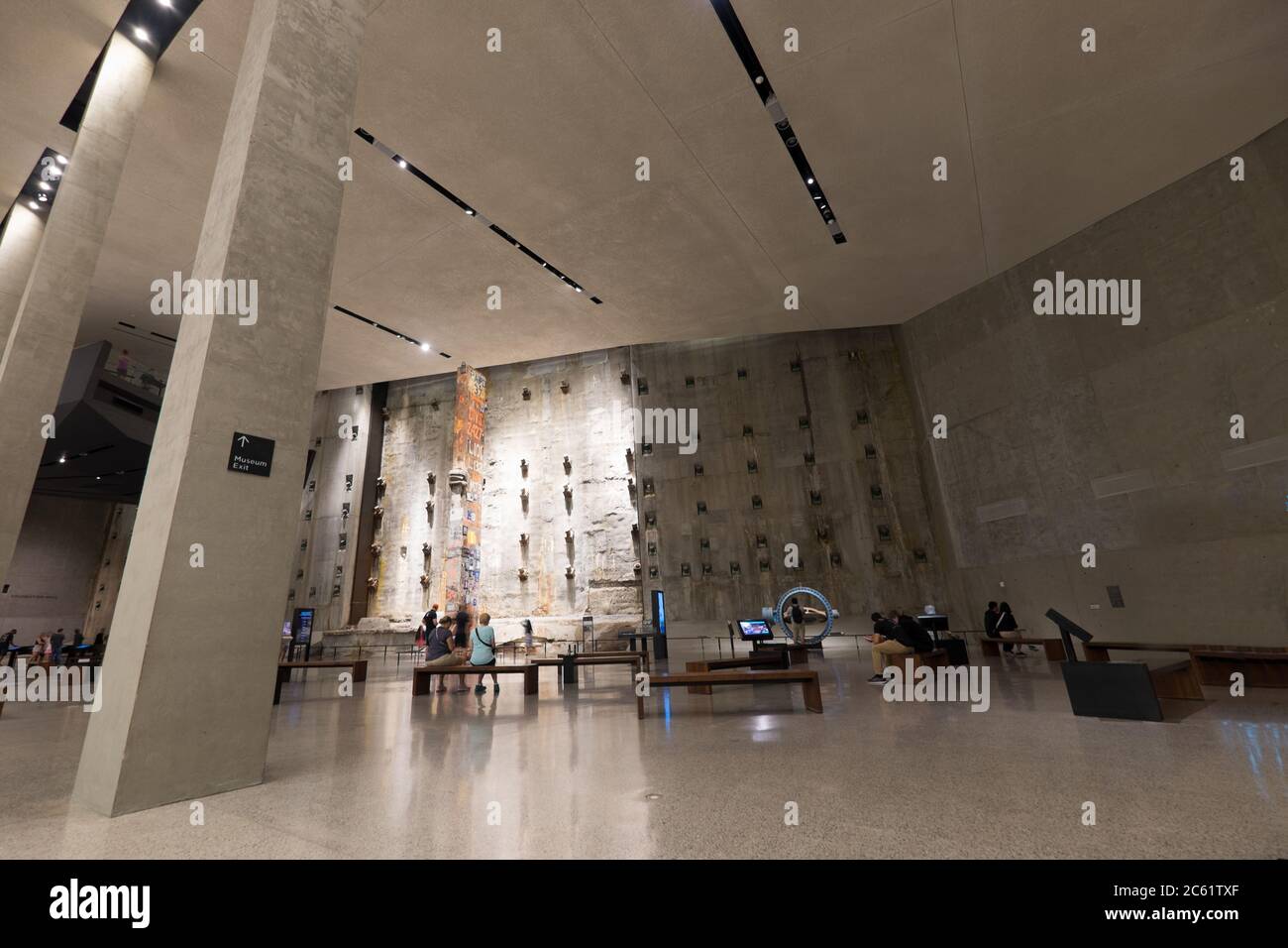 Les derniers vestiges de la colonne et le mur de lisier dans le National 9/11 Memorial Museum at Ground Zero à Lower Manhattan, New York City, États-Unis. WTC Banque D'Images