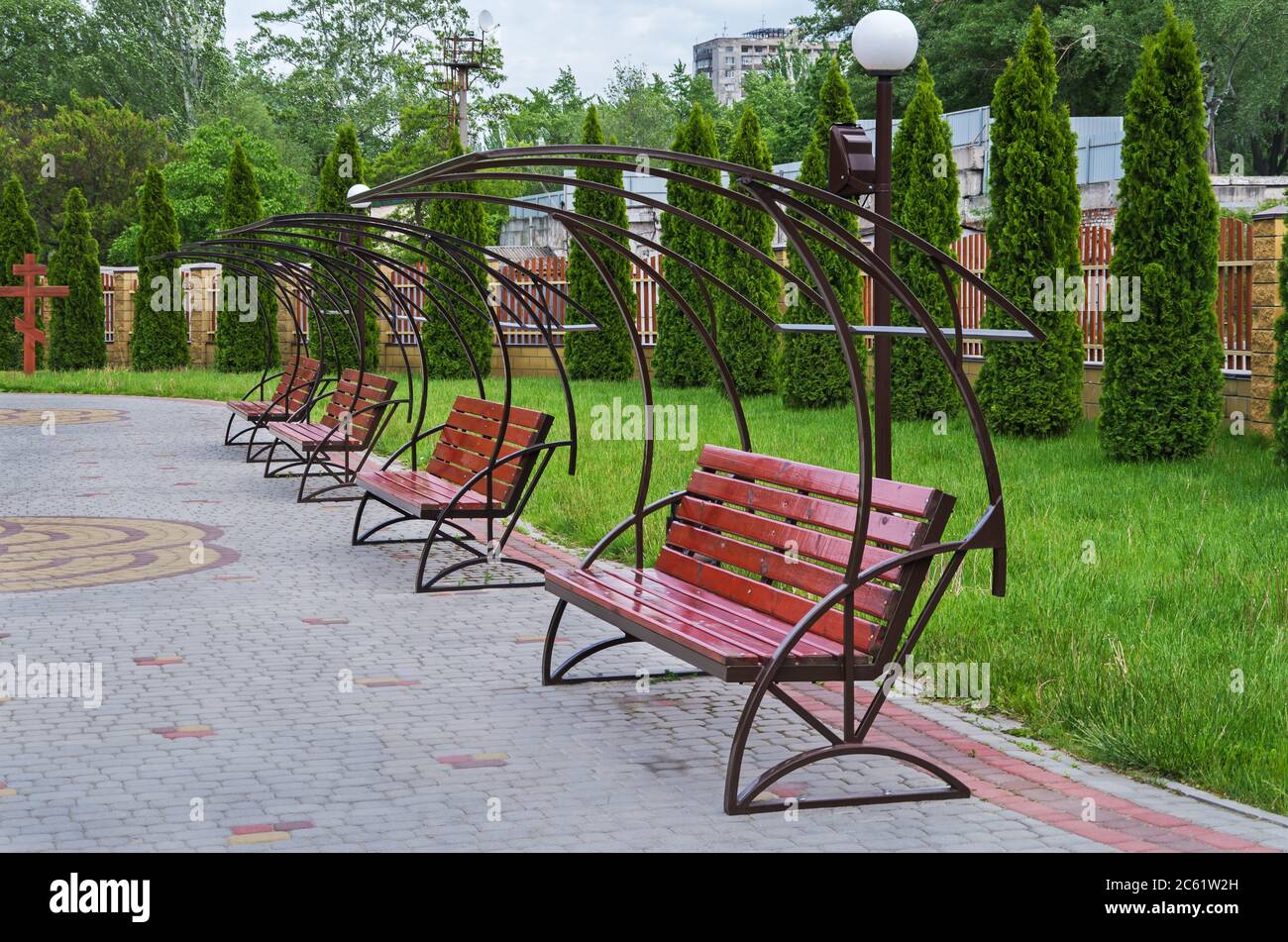 Bancs pour la détente dans la cour de la cour de chantier planté de buissons verts de thuja Banque D'Images