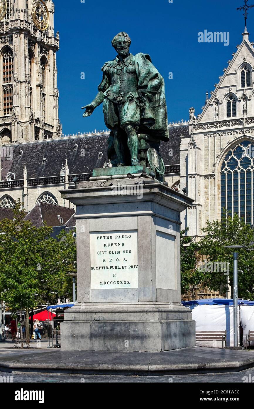 Statue de Peter Paul Rubens, peintre baroque flamand, art public, cathédrale notre-Dame derrière; Groenplaats; Flandre; Europe; Anvers; Belgique Banque D'Images