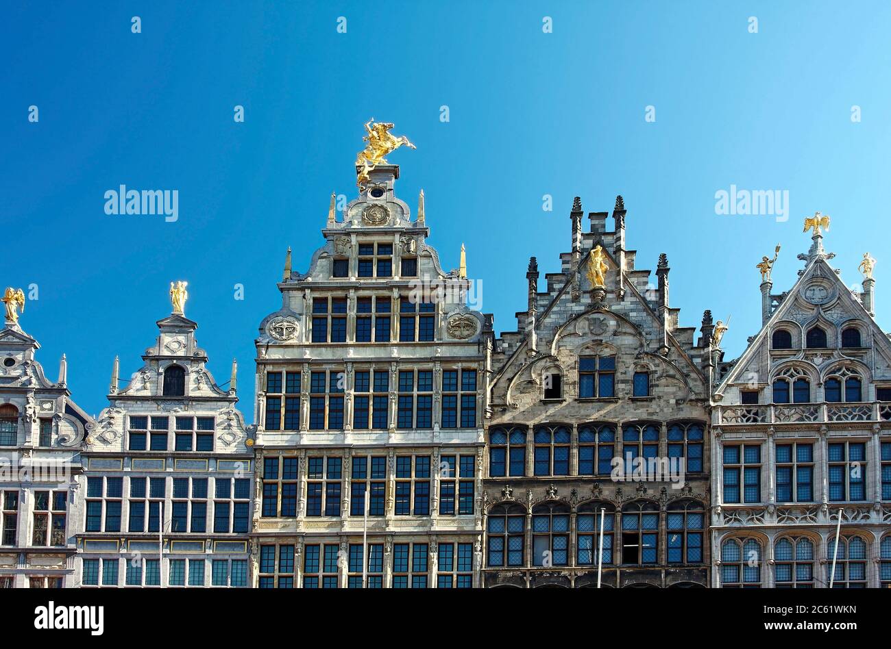 Maisons de guilde; statues en haut; style Renaissance flamande; nombreuses fenêtres, vieux bâtiments en pierre, Grote Markt, Flandre; Europe; Anvers; Belgique Banque D'Images