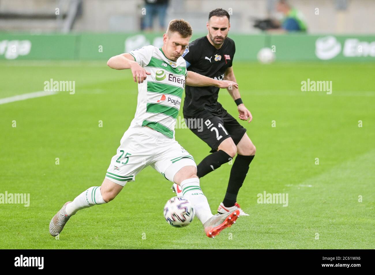 Michal Nalepa de Lechia (L) et Rafael Lopes de Cracovie (R) en action pendant le match polonais Ekstraklasa entre Lechia Gdansk et Cracovie au stade Energa.finale; Lechia Gdansk 0:3 Cracovie. Banque D'Images