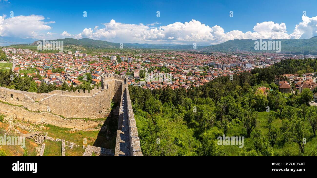 Ruines de la forteresse du tzar Samuel à Ohrid dans une belle journée d'été, République de Macédoine Banque D'Images