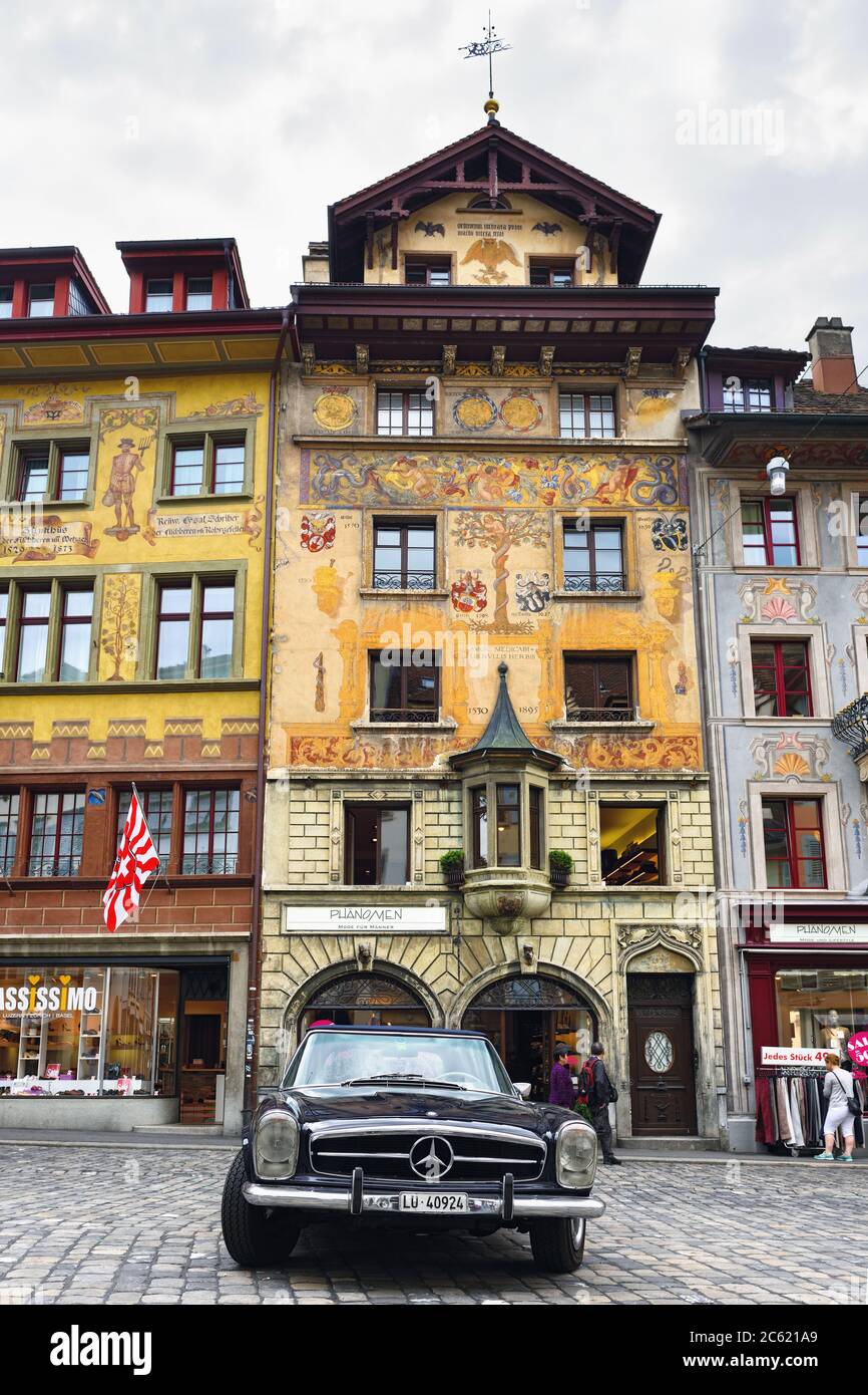 LUCERNE, SUISSE - 14 JUIN 2017 : ancienne Mercedes Benz 250 SL Cabriolet garée sur la pittoresque place Weinmarkt à Luzerne Banque D'Images