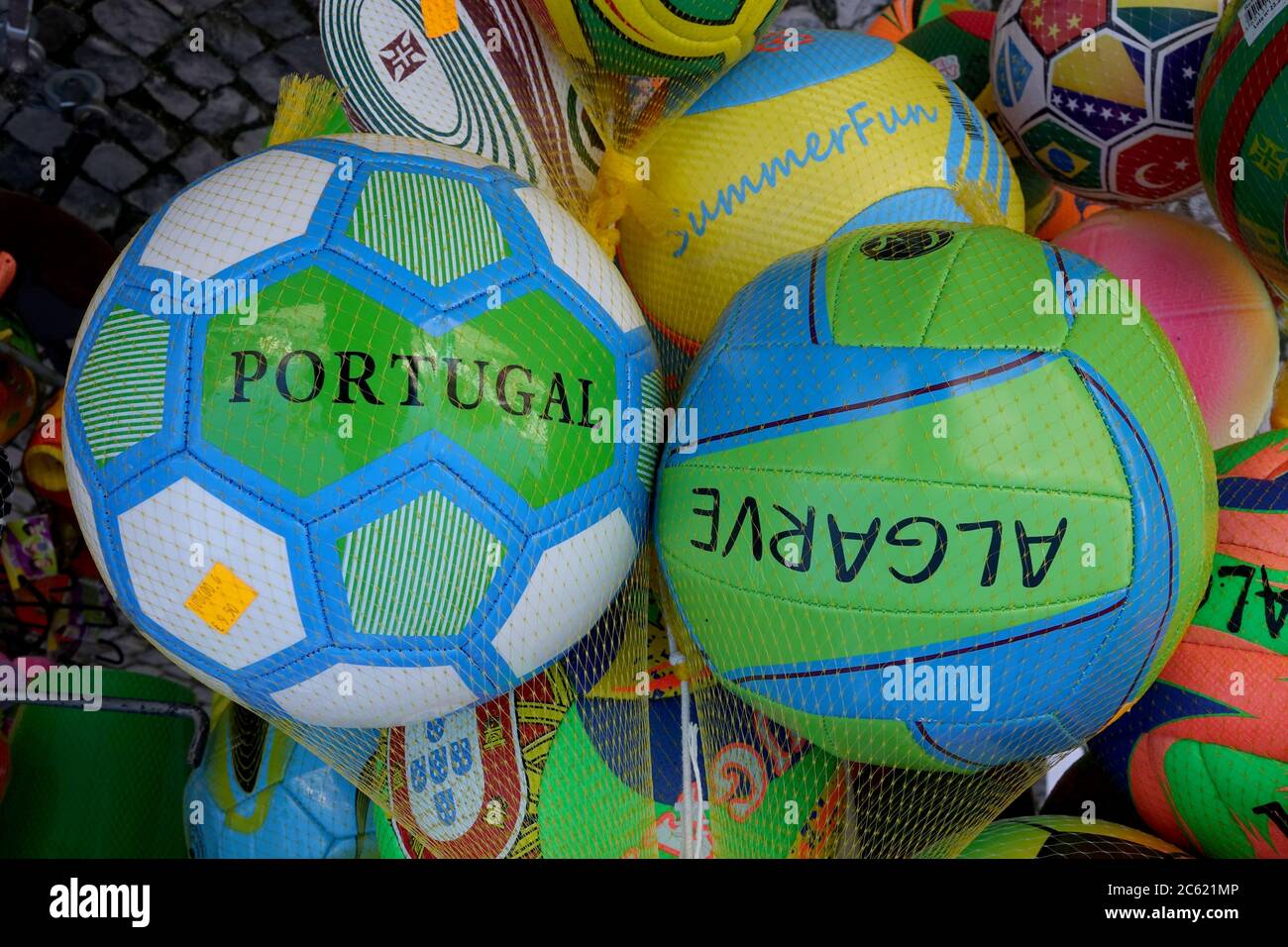 Une exposition colorée de ballons de football souvenir Beach à vendre dans UN magasin touristique de l'Algarve Portugal Banque D'Images