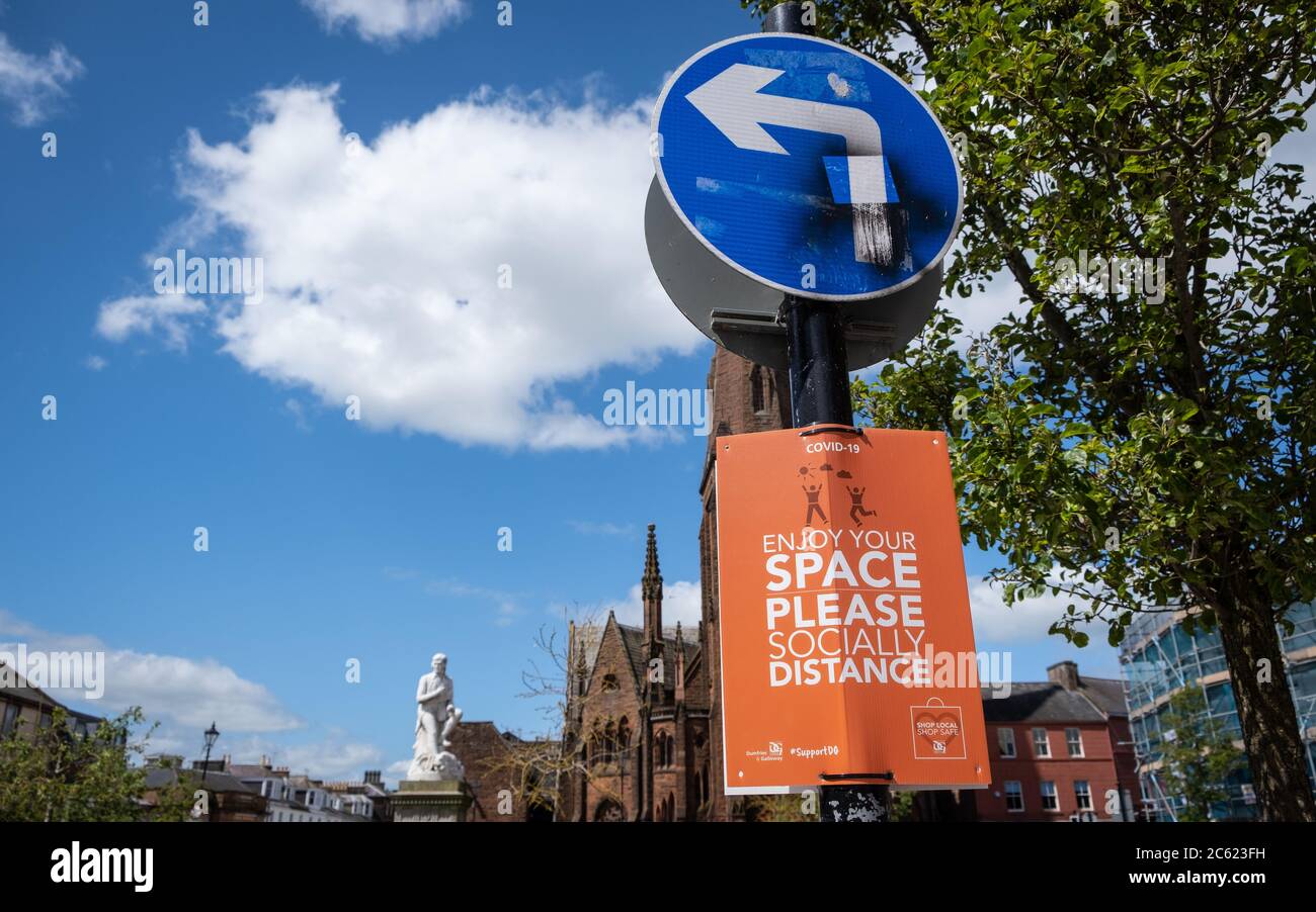 7 juillet 2020, centre-ville de Dumfries, Écosse. Signalisation conseillant aux gens de se distancer socialement dans le centre-ville à la suite de la pandémie de covid. Banque D'Images