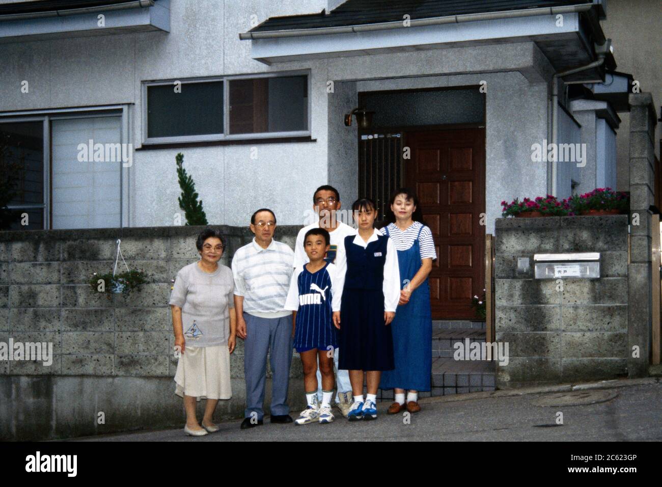 Tokyo Japon Portrait de famille debout à l'extérieur de leur maison Banque D'Images