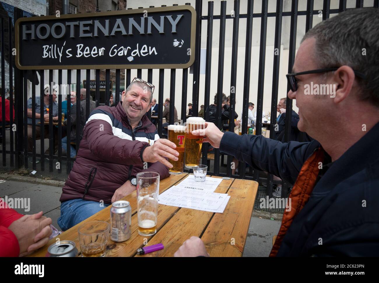 Les membres du public apprécient leur premier verre dans un café en plein air à Hootenanny, Glasgow, tandis que les espaces extérieurs rouvrent au public pour la première fois alors que l'Écosse continue avec la levée progressive des restrictions pour se détendre. Banque D'Images