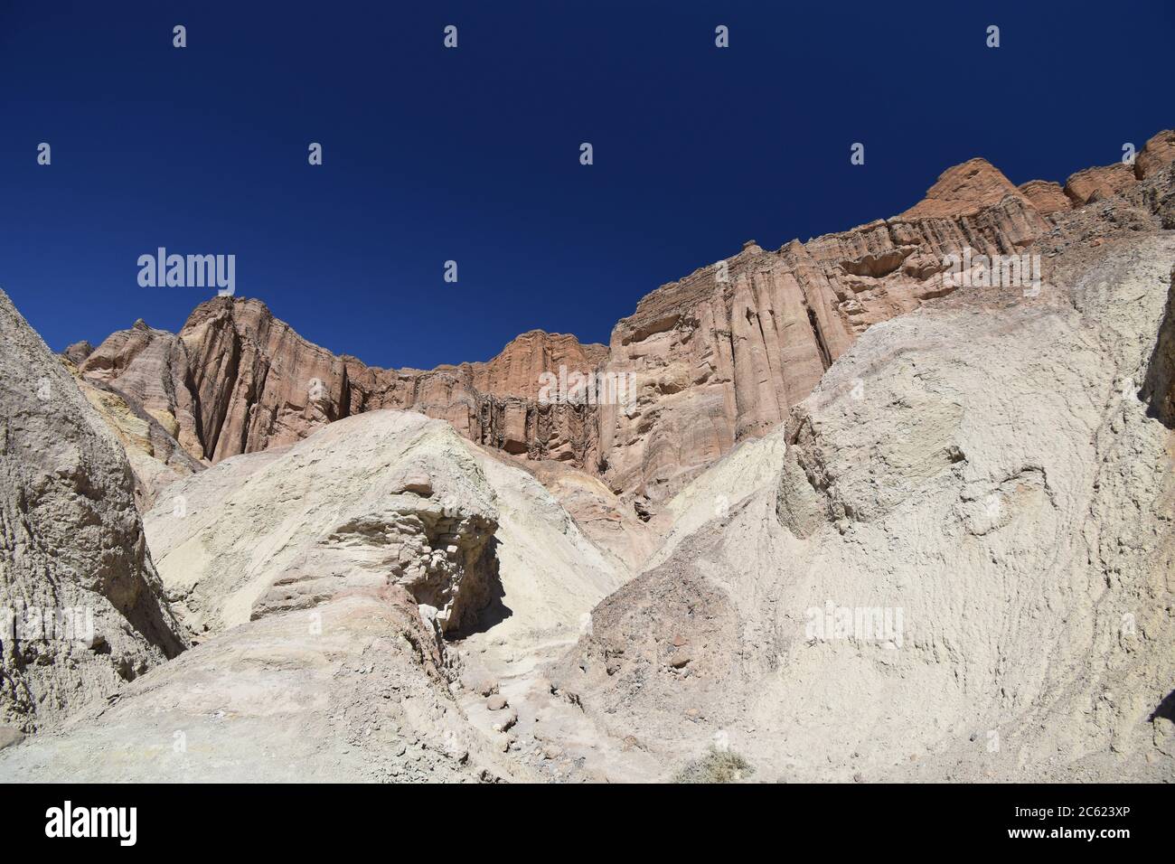 Golden Canyon en direction de la formation rocheuse de la cathédrale Rouge dans le parc national de la Vallée de la mort. Ciel bleu et clair. Randonnées dans le Canyon. Banque D'Images