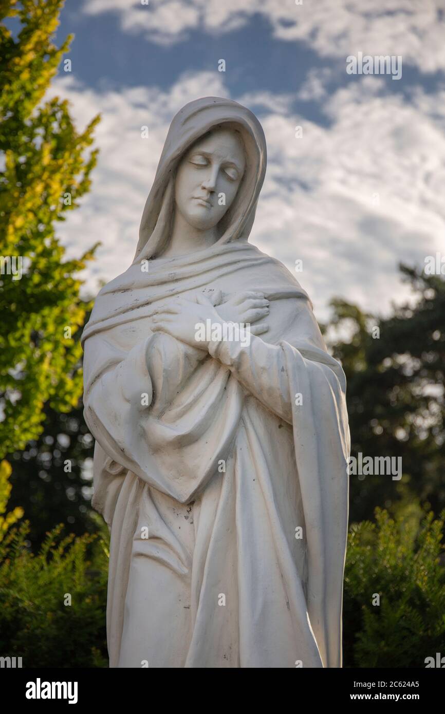 Radom, Pologne 05 07 2020: Statue de pierre Sainte Marie. Sculpture de mère Mary. Banque D'Images