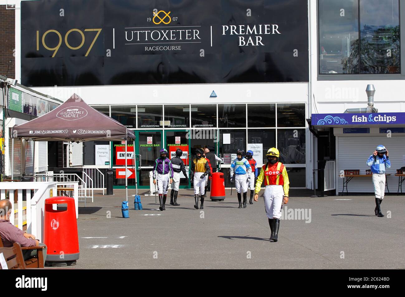 Bryony Frost mène les jockeys avant le Be365 handicap Chase à l'hippodrome d'Uttoxeter. Banque D'Images