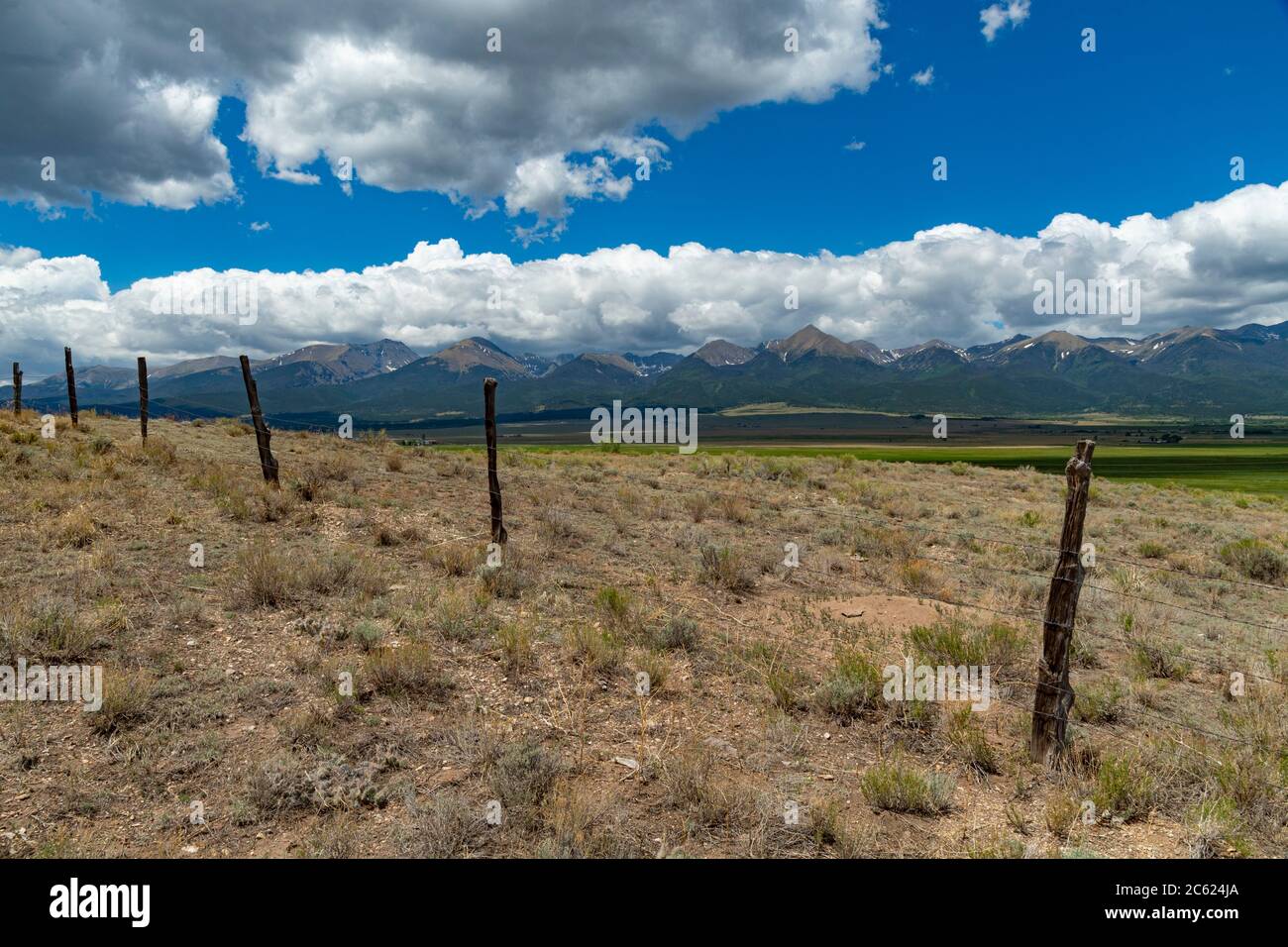 Ancienne clôture barbelée avec montagnes rocheuses, Colorado, Etats-Unis Banque D'Images