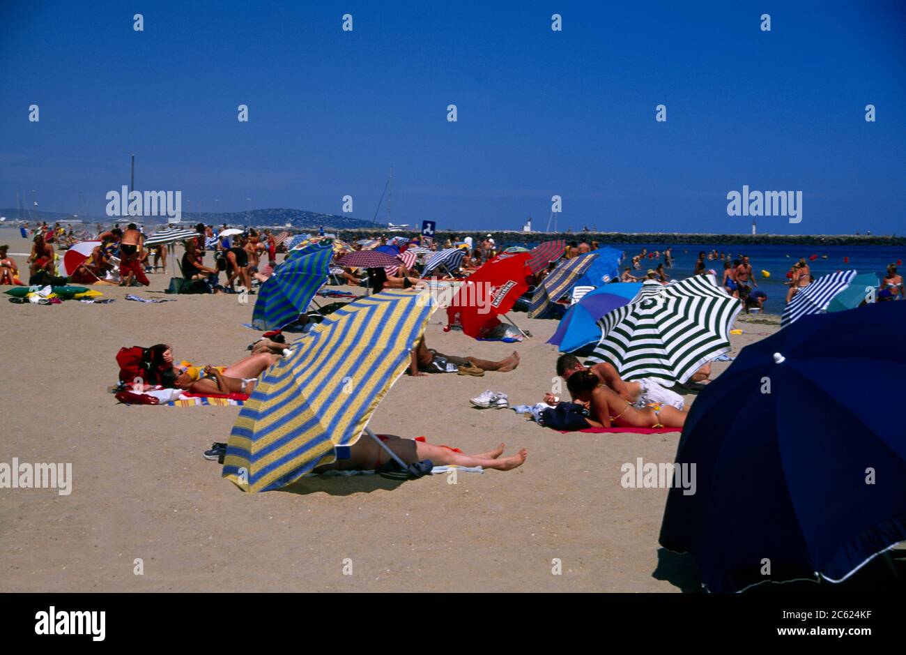 Languedoc Roussillon France Marseillane les gens sur la plage du soleil Banque D'Images