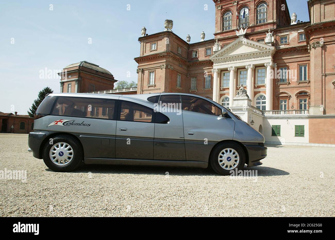 Le monospace Columbus (1992) sur le trajet du 35e anniversaire de l'ItalDesign jusqu'à la Villa d'Este Lac de Côme Italie 2003 Banque D'Images Le monospace Columbus (1992) sur le trajet du 35e anniversaire de l'ItalDesign jusqu'à la Villa d'Este Lac de Côme Italie 2003 Banque D'Images