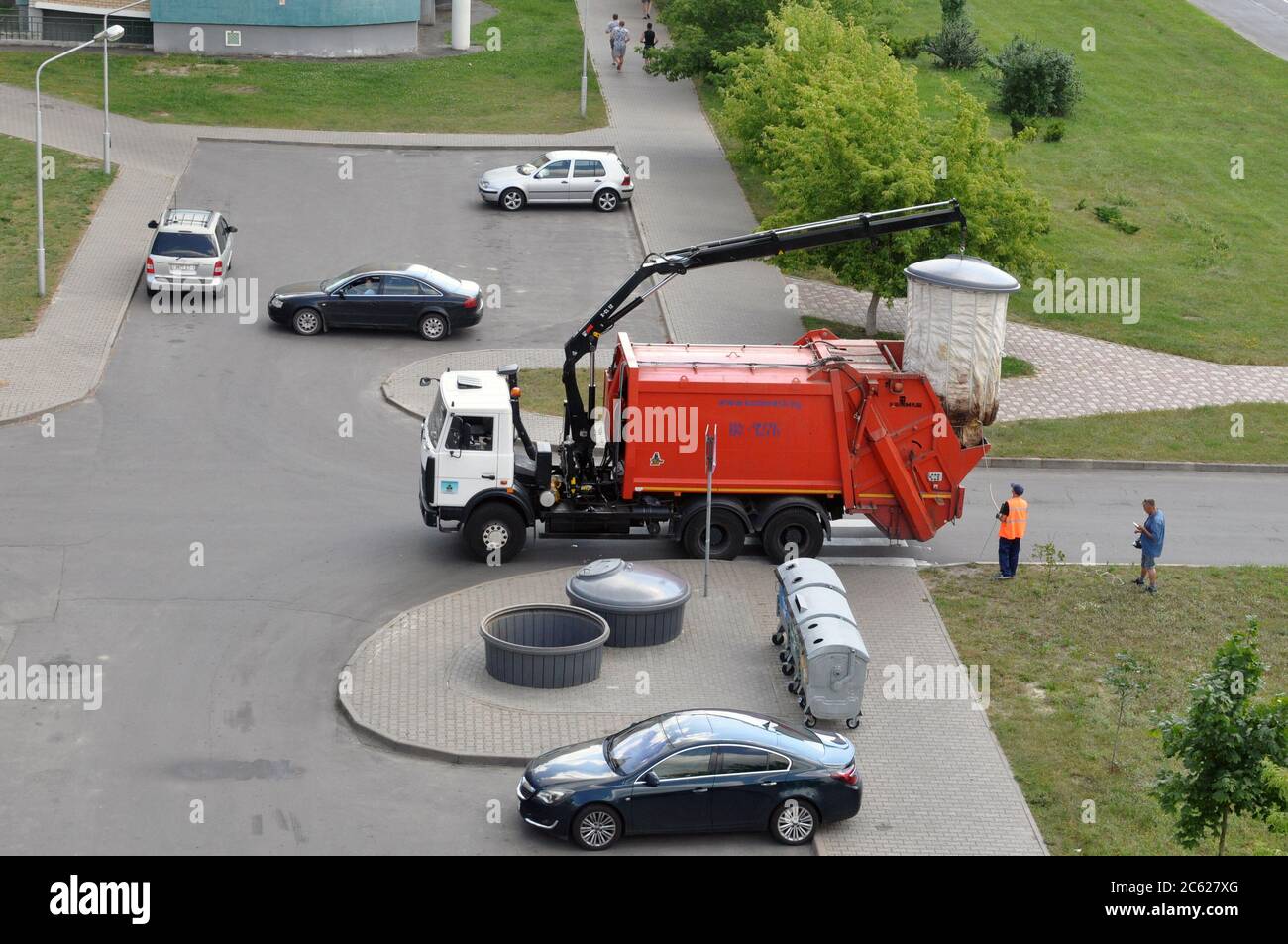 Collecte des ordures dans la ville par un camion à ordures à partir de conteneurs à ordures souterrains. Les collecteurs d'ordures du service d'élimination des déchets de la ville au travail Banque D'Images