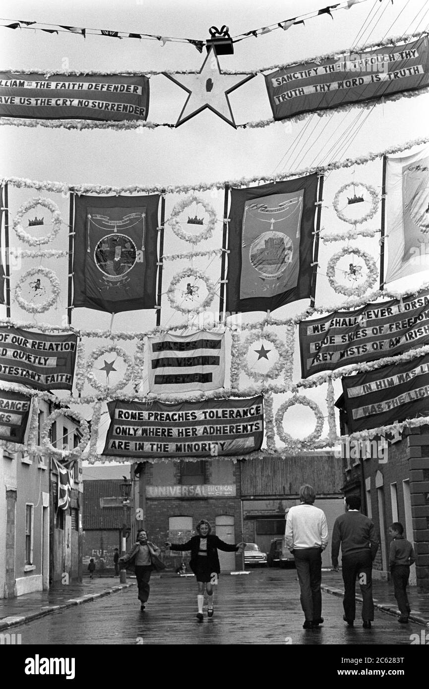 Juillet 1970 des banderoles protestantes ont été accrochés de l'autre côté de la rue dans le quartier de Shankill Road à Belfast pour les célébrations du 12 juillet et la parade de la journée Orange, commémorant la bataille de la Boyne en 1690. HOMER SYKES Banque D'Images