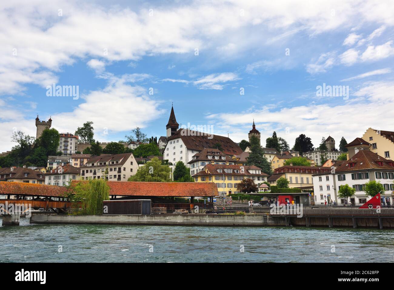 Lucerne Suisse - Mai 24 2016: Architecture de Lucerne le matin. Rivière Reuss et ancien pont en bois de la Spreuer dans la vieille ville de Lucerne Switze Banque D'Images